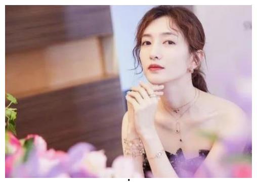 娱乐八卦吃瓜赵丽颖,娱乐圈的甜蜜瓜果，甜蜜背后的辛酸历程